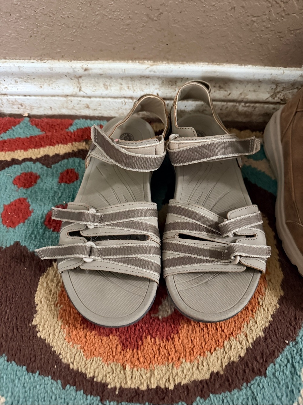 Earth Spirit Taupe Strappy Comfort Sandals 8.5